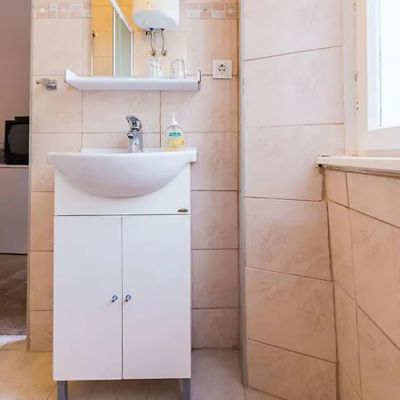 Secret & Stylish Hideaway Old Town Apartment *